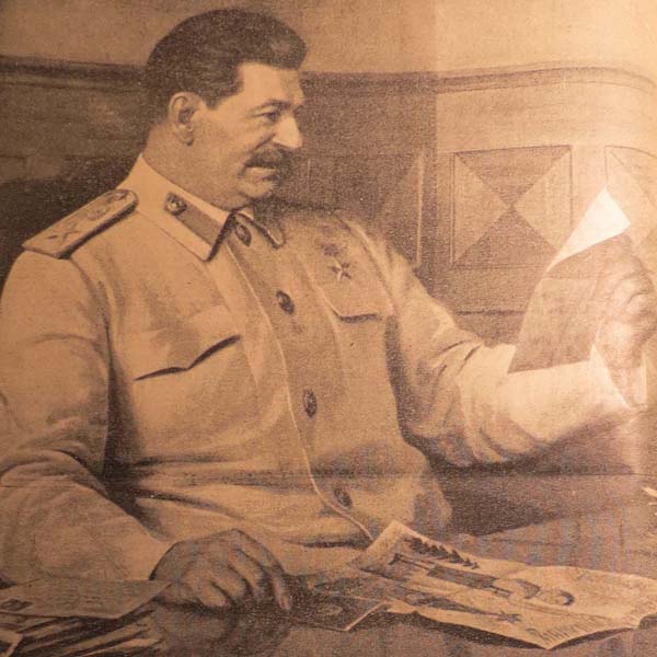Stalin liest einen Brief