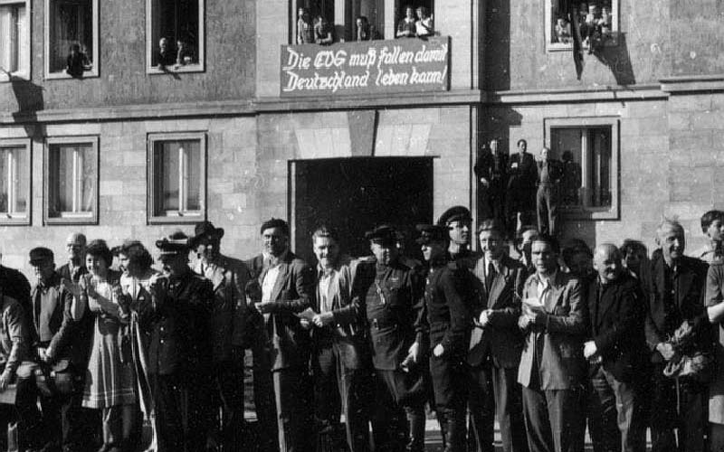 Zuschauer warten auf den Ehrenstart am 9. Mai 1955