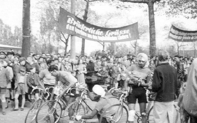 Die indischen Fahrer vor dem scharfen Start am 9. Mai 1955