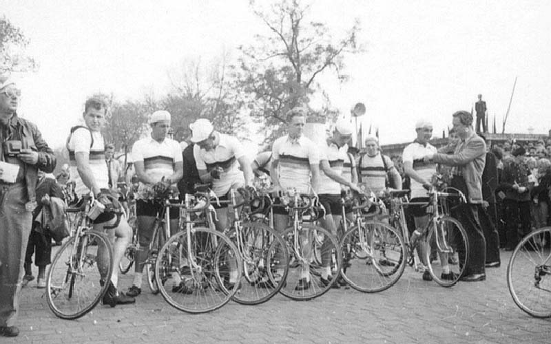 Die DDR-Fahrer vor dem scharfen Start am 9. Mai 1955