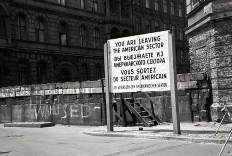 Amerikanisches Sektorenschild an der Berliner Mauer