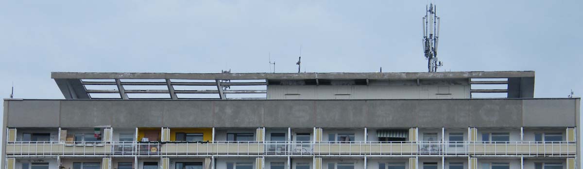 Inschrift ´Der Sozialismus siegt´ am Hochhaus