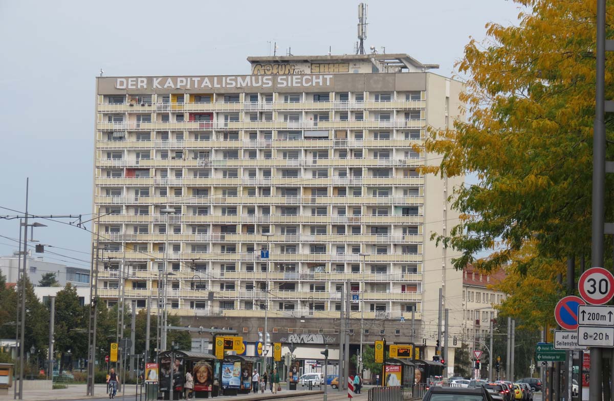 Inschrift ´Der Kapitalismus siecht´ am Hochhaus