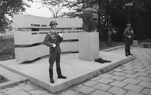 Ehrenwache vor dem Denkmal