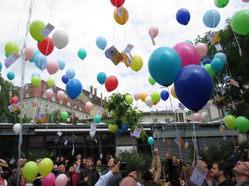 die Luftballons mit der Karte fliegen in die Luft