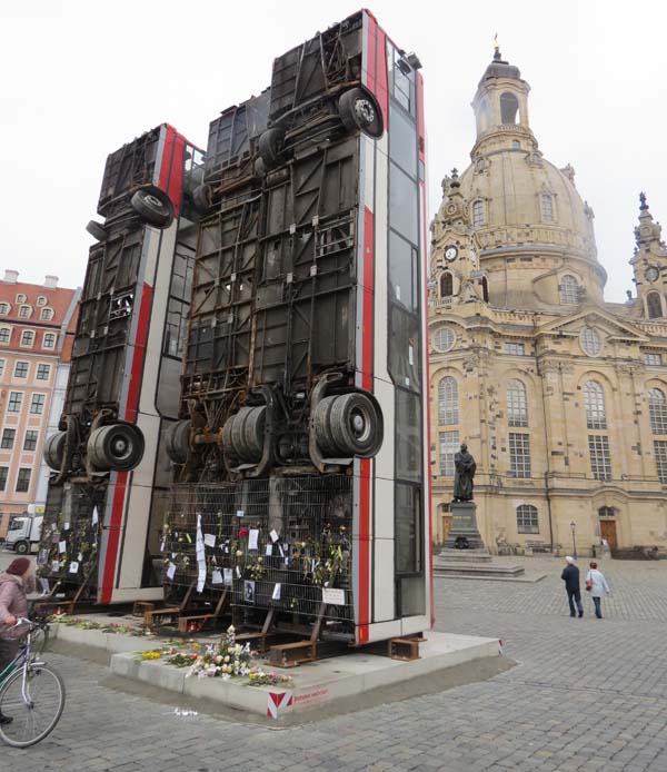 links drei Busse vor der Frauenkirche