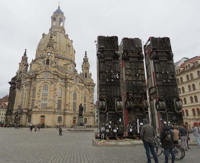 rechts drei Busse vor der Frauenkirche