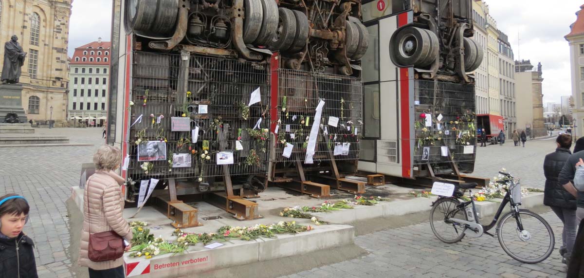 drei Busse vor der Frauenkirche mit Meinungen