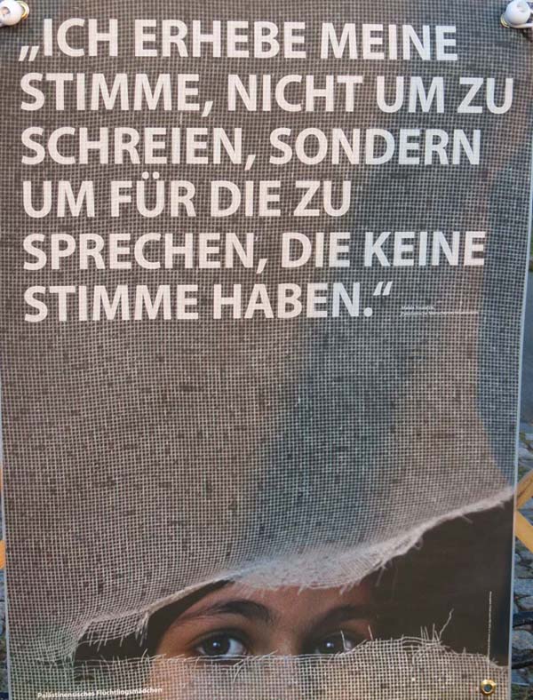 Ich erhebe meine Stimme, nicht um zu schreien, sondern um für die zu sprechen, die keine Stimme haben.