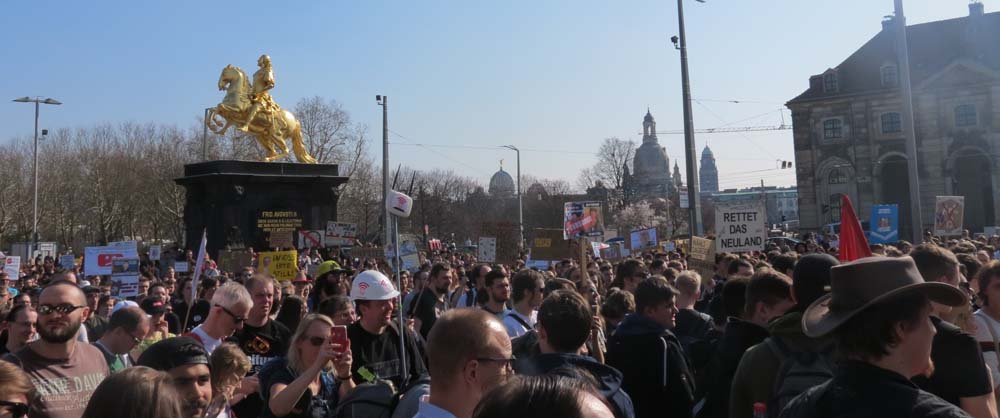 viele Demonstranten vor dem Goldenen Reiter