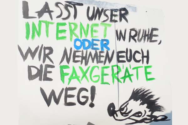 Lasst unser Internet in Ruhe oder wir nehmen Euch die Faxgeräte weg!