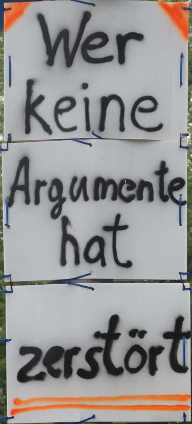 Wer keine Argumente hat, zerstört