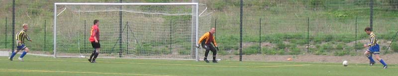 Maik versucht es diesmal allein, aber der Winkel ist viel zu spitz.