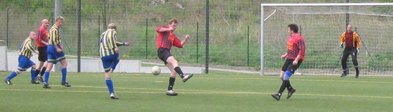 Herrmis Schuss geht am Tor vorbei.