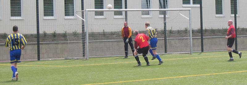 Sammy trifft leider nur die Latte.