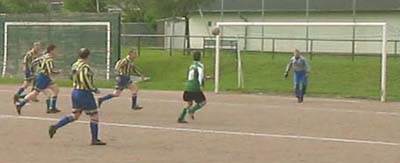 Gleich lenkt Andreas den Schuss an den Pfosten ...