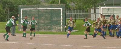 Der indirekte Freisto&szlig; geht weit neben das Tor ...