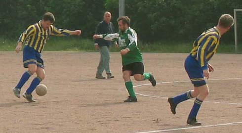 Lutz umkurvt seinen Gegenspieler ...