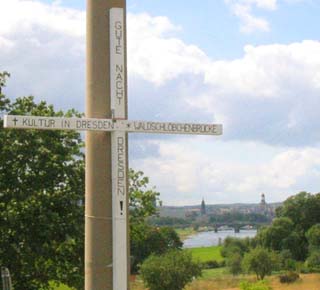 Half nichts, denn es wurde doch gebaut: Protestkreuz gegen die Waldschlösschen-Brücke.