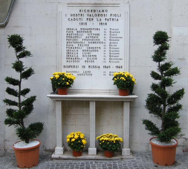 Kriegsmahnmal für gefallene italienische Soldaten des 1. und 2. Weltkriegs in Costermano (Italien)