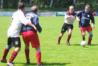 Karsten Kohler hindert ... am Dribbling.