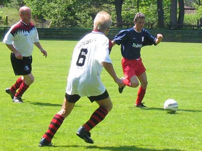 Roland Heinzl führt den Ball.