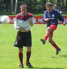 Weixdorf schießt auf das Tor.