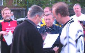Staffelleiter Gerd Breiter gratuliert Rotation