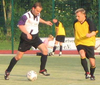 Jörg Ledermüller dribbelt gegen Wolfgang John im Spiel West - FV Nord (0:0 / 2:3 n. N.)