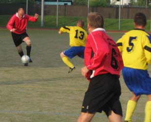 Andreas Hermann treibt den Ball.