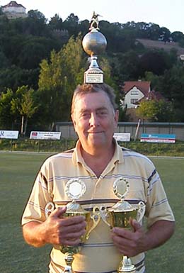 Gerd Simmang mit den drei Pokalen