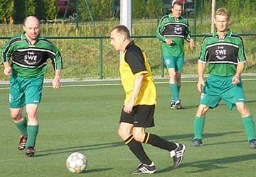 Wolfgang John dribbelt gegen Jörg Passoke.