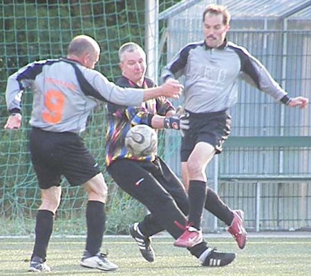 Viktor Schall und Jörg Ledermüller vor dem Tor von S 01