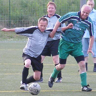 Siegmund Vossler klärt vor Geza Neszler im Spiel Radebeul - Borea (1:0)