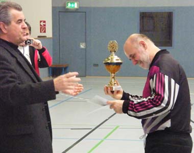 Staffelleiter Gerd Breiter überreicht dem Weixdorfer Kapitän Klaus Roesler den Pokal.
