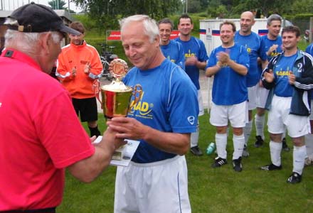 Staffelleiter Bernd Synde gratuliert Gerd Slama (Hellerau/Klotzsche)