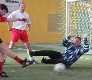 Roland Mai (Striesen) schießt das 2:0 gegen Sportfreunde