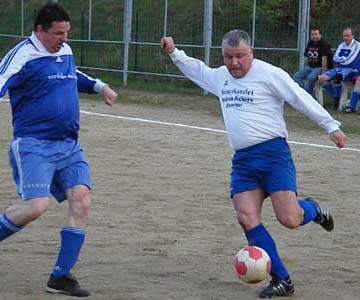 Jens Teubel flankt vor dem Reichenberger Thomas Kapol.