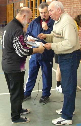 Bernd Synde gratuliert Kuddel Roesler.