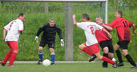 Roland Heinzl treibt den Ball in Richtung Post-Tor.