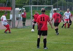 Nach Vorlage von Roland Heinzl erzielt Uwe Baumann das 2:1 - Teil 1.