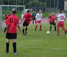 Nach Vorlage von Roland Heinzl erzielt Uwe Baumann das 2:1 - Teil 2.