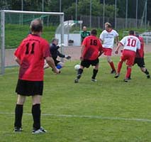 Nach Vorlage von Roland Heinzl erzielt Uwe Baumann das 2:1 - Teil 3.