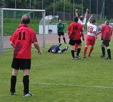 Nach Vorlage von Roland Heinzl erzielt Uwe Baumann das 2:1 - Teil 4.