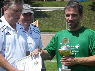 Staffelleiter Gerd Simmang ehrt die Radebeuler