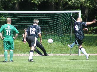 Spiel um Platz 3: Torwart Uwe Balcerek pariert einen Strafstoß von Rotation