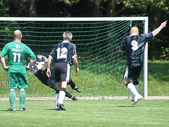 Spiel um Platz 3: Torwart Uwe Balcerek pariert einen Strafstoß von Rotation