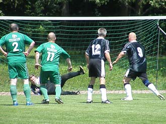 Spiel um Platz 3: Torwart Uwe Balcerek pariert einen Strafstoß von Rotation