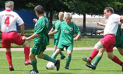 Peter Fritzsche (4) und Peter Pordzik versuchen, Heinz-Detlev Haakes Schuss abzublocken.