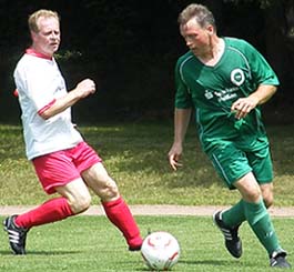 Uwe Richter führt den Ball vor Steffen Müller